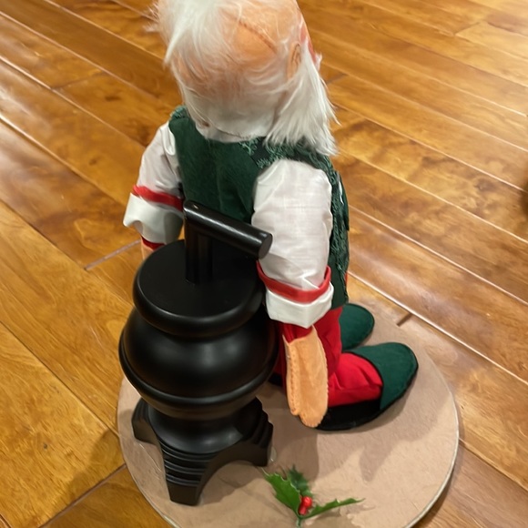 Annalee Vintage Santa leaning against stovepipe - Picture 4 of 5